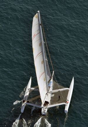 ft}} 워터월드 트라이마란 중 하나인 Loe Real; 뉴포트 비치, 캘리포니아.