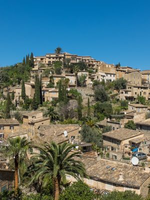 작가와 뮤지션에게 사랑받는 데이아 마을