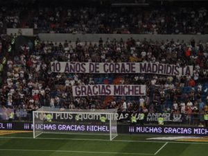 레알 마드리드 팬들이 살가도의 10년 간의 클럽 기여에 감사를 표하고 있다.