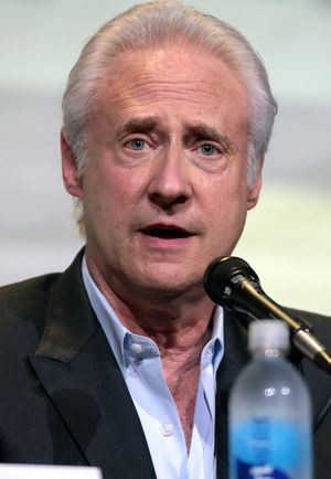 브렌트 스파이너는 쇼와 네 편의 영화에서 안드로이드 데이터 역으로 출연했으며, 데이터의 "아버지"(제조자)와 "형제" 역도 맡았다.