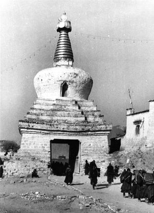 승려들이 1938년 티베트 라싸의 포탈라 궁전 근처에서 몽람 축제 기간 동안 파르고 칼링 초르텐 또는 "서쪽 문" 아래를 지나가고 있다. 이 구조물은 1967년에 파괴되었고 1995년에 재건되었다.