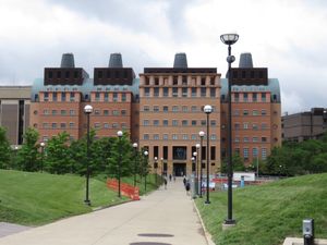 신시내티 대학교 동문인 마이클 그레이브스가 설계한 공학 연구 센터는 4기통 엔진처럼 보이도록 설계되었다.