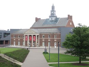 Gwathmey Siegel & Associates Architects가 설계한 학생회관인 탱게만 대학교 센터는 여러 개의 푸드 코트와 기타 학생 편의 시설을 갖추고 있다.