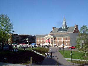 미국 암 협회의 릴레이 포 라이프 행사에 모인 학생들과 신시내티 주민들.