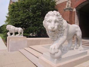 맥미켄 홀에 있는 미크와 맥, 메디치 사자