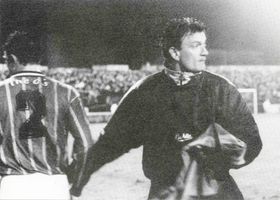 감독 존 시튼(John Sitton), 프로듀서/감독 조 트레헌이 1995년에 오픈 미디어(Open Media)와 채널 4(Channel 4)를 위해 제작한 다큐멘터리 "오리엔트 – 5파운드 클럽"(Orient – Club for a Fiver)에서