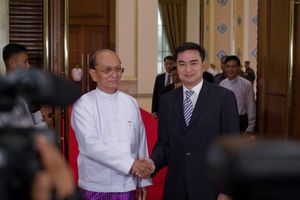 테인 세인과 태국 총리 아피싯 웻차치와가 2010년 10월 11일 네피도 국빈 방문 중 악수하고 있다.