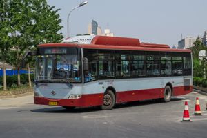 베이징 푸싱루에서 쥔보 서루로 회전하는 킹롱 XMQ6125G1