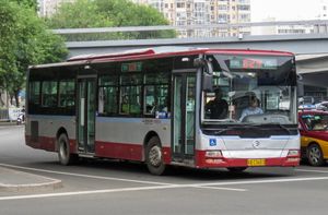 베이징 버스 노선에서 운행중인 XML6125J93C