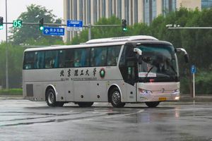 베이징 이공대학의 통학버스 운행에 사용되는 골든 드래곤 XML6122J15Y "트라이엄프"