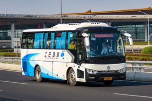 베이징 수도 국제공항 터미널 3을 출발하는 골든 드래곤 스플렌더