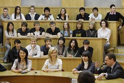 2009년 5월 21일, 드미트리 메드베데프 당시 러시아 대통령이 태평양국립대학교 학생들과 대화하고 있다.