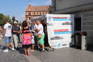 브라쇼브, 브라쇼브 주, 트란실바니아, 루마니아에서 "공직 부패 방지" 캠페인 서명을 받는 활동가들 (2018년 8월)