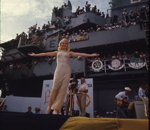 1965년 베트남 전쟁에 참전한 미군을 위문하는 베이커