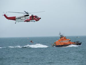 아일랜드 해안 경비대 Sikorsky S-61 헬리콥터와 RNLI 구명정의 수색 및 구조 시연