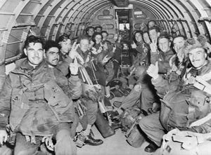 1944년 9월 C-47 수송기 내부의 영국 공수 부대원