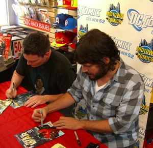 스콧 스나이더와 이반 브랜든이 2011년 9월 21일 미드타운 코믹스에서 배트맨 #1과 Men of War #1 사인회에서 만남