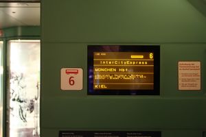 출입구 옆 정보 표시