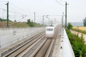 아우디터널 북쪽의 ICE 1의 긴급 제동. 열차 오른쪽의 구름에 유의하십시오.