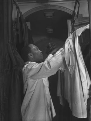 시카고행 B&O 캐피톨 리미티드에서 윗 침대를 만드는 풀먼 포터