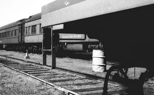 1964년, 노후된 오픈 섹션 풀만 침대차가 오리건주 포틀랜드에서 "비상시"를 위해 대기하고 있었다.