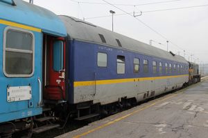 폐쇄된 베오그라드 중앙역에 있는 CFR의 표준 침대차인 WLABmee 71-31 차량