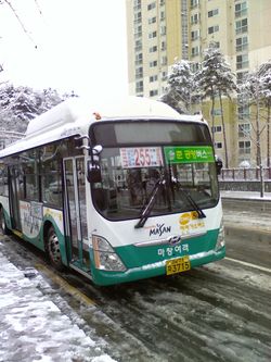 준공영제 운행 스티커가 붙은 버스