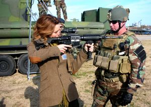 미 해군 방문 중 M4 카빈을 들고 있는 버턴