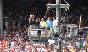 명예 시동자로 활동한 2015년 인디애나폴리스 500에서 군중에게 손을 흔드는 뎀프시