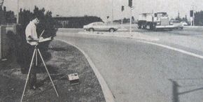 음향 과학자가 캘리포니아주 산타클라라군에서 방음벽 설계 연구에서 소리를 측정하고 있다.