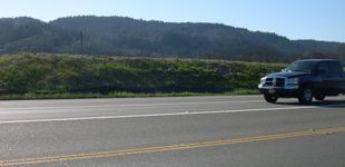 캘리포니아 주도 제12호선을 따라 건설된 소음 방지벽 흙 제방, 소노마 카운티, 캘리포니아