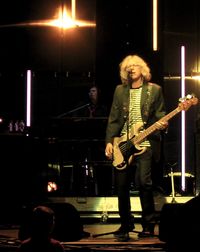 2004년 공연 중인 밀스