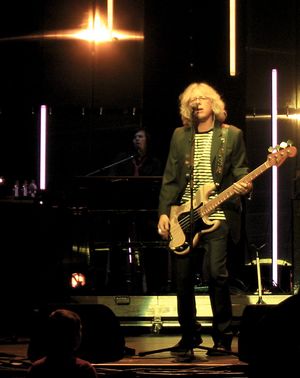 2004년 공연 중인 밀스