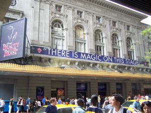 2007년 폐막 전, 2006년 런트-폰테인 극장 밖의 야수 로고, 《미녀와 야수》 마지막 해에.