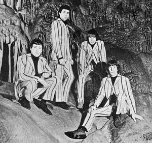 1966년 체다 동굴에서 포즈를 취하고 있는 트로그스