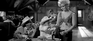 헨리 깁슨 (가운데)과 킴 노박 (오른쪽)