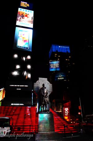 신화통신사의 해외 주력 디지털 광고판이 2010년 맨해튼 중심부인 타임스 스퀘어에 설치되었다.