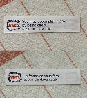 캐나다 포춘 쿠키의 운세는 일반적으로 영어와 프랑스어로 쓰여 있다.