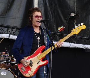 스페인 아즈케나 록 페스티벌에서 밴드 블랙 컨트리 커뮤니언과 함께한 휴즈, 2011