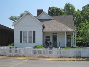 45번 고속도로 우회로에 있는 케이시 존스 홈 & 박물관