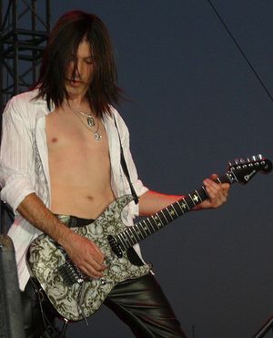 2008년 6월 21일 도켄과 함께 공연하는 존 레빈