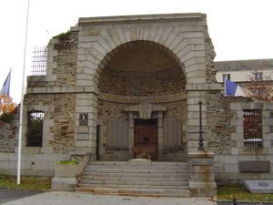 옛 감옥 문의 잔해