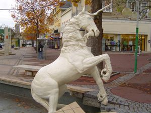 생-로 유니콘 조각상.