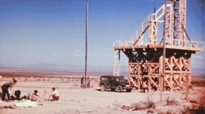 100톤 시험을 위해 고성능 폭발물 상자를 쌓는 모습