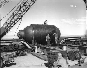 트리니티 실험을 위해 준비된 점보(Jumbo) 강철 격납 용기.