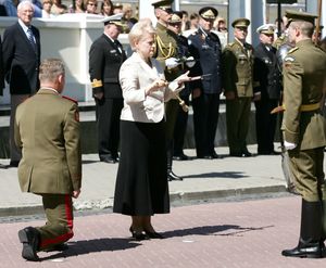 2009년 7월 28일, 그리바우스카이테가 아르비다스 포치우스를 리투아니아군 사령관으로 임명하는 취임식