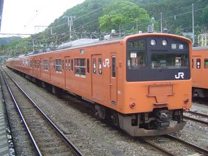 201계의 상징처럼 되어버린 주황색 도색