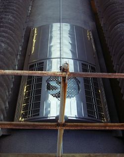 AU720형 냉방기 상부. 형태가 본래의 냉방기와는 크게 차이가 난다.