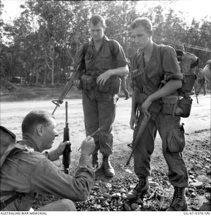 7RAR의 상사에게 브리핑을 받는 뉴질랜드 포병 관측병, 베트남 1967