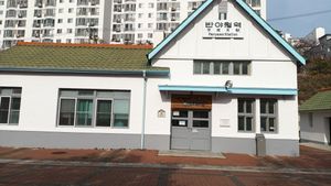 도서관으로 리모델링된 구 반야월역사 (2022년 11월 촬영)